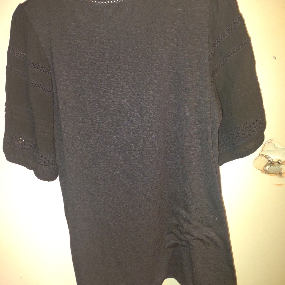 Woman's Short Sleeve Black Crochet Puff Sleeves Maurices‎ size Medium - Picture 2 of 3